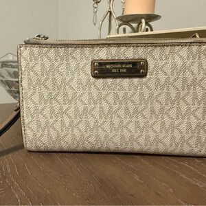 Michael Kors Cream Wallet